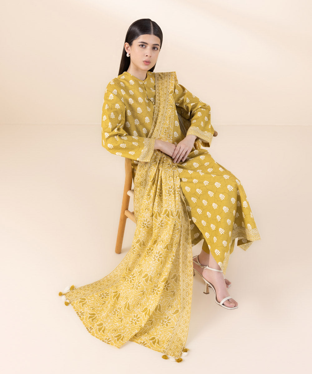 Women's Lawn Printed Yellow Unstitched 3 Piece Suit