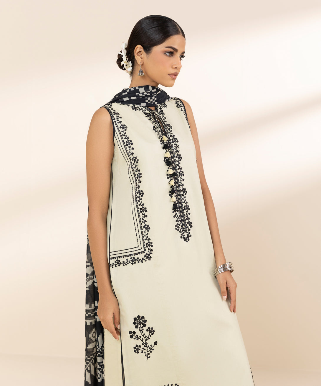 Women's Unstitched Lawn Embroidered Off White 3 Piece Suit